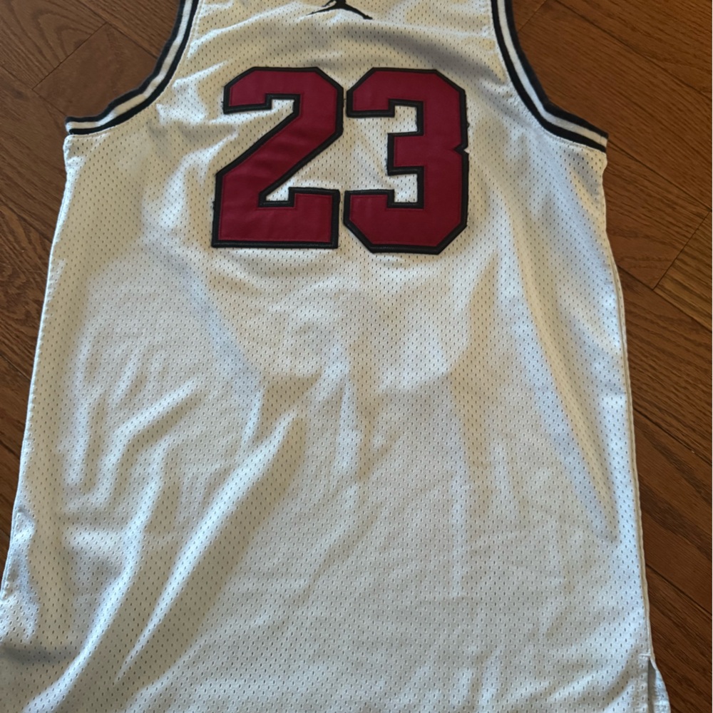 Boy’s Jordan White and Black Jersey size Medium great condition